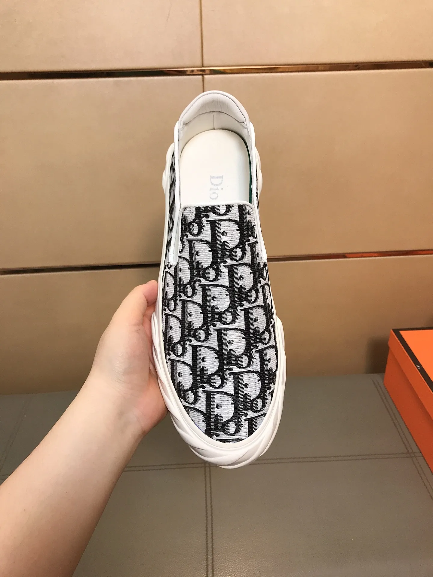 Factory price 380 👉👉[Dior] Dior’s latest model is carefully crafted and set off the audience! An international brand that continues to innovate. This men's high-top all-season casual shoe is made of brand printed material on the upper, pigskin lining and rubber non-slip outsole. It is breathable and comfortable and speaks for itself with quality👄 Size: 38-44